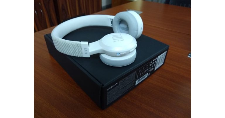 JBL LIVE 400BT headphones