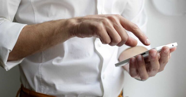 5 apps and software you can use to wirelessly transfer files from your smartphone to PC and vice versa.