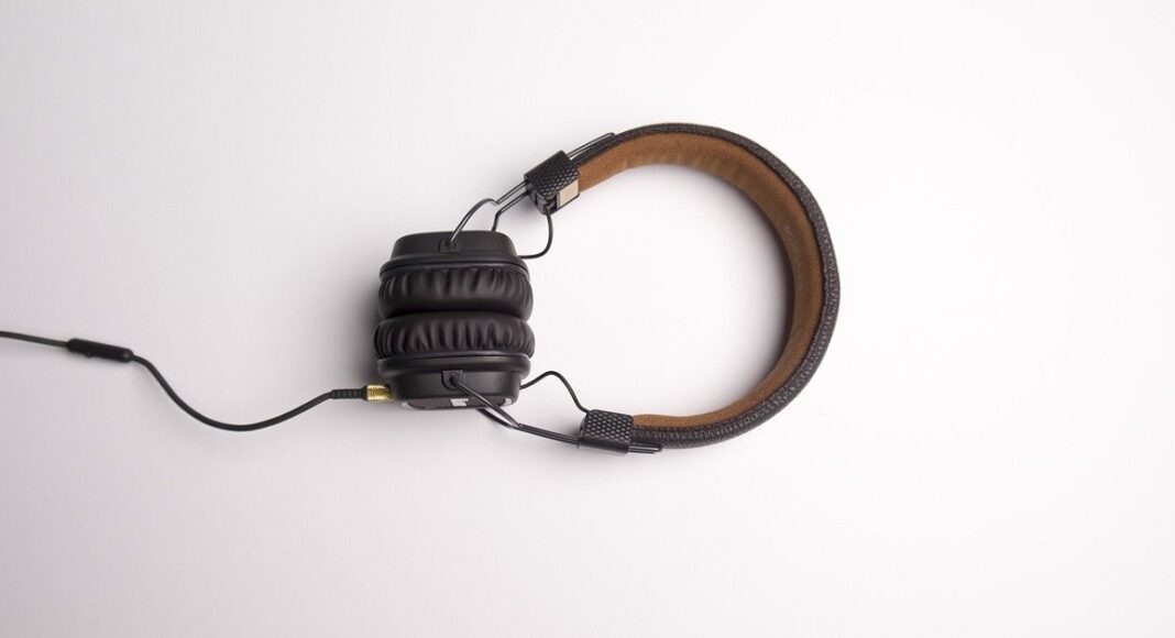 Simplest guide to clean your headphones or earphones