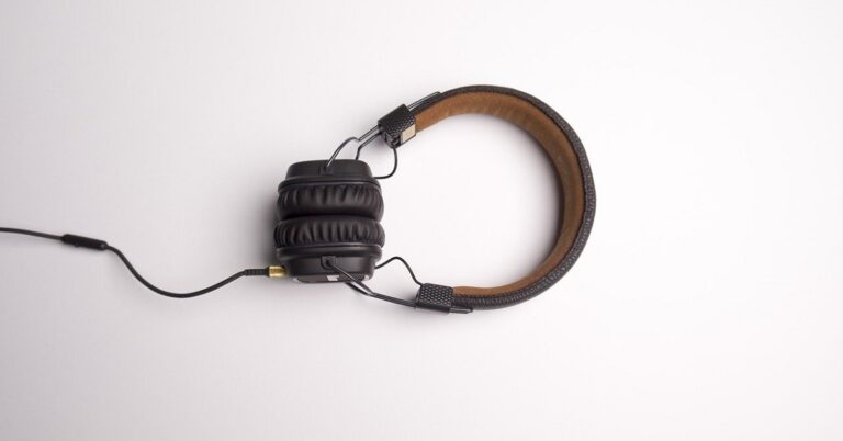 Simplest guide to clean your headphones or earphones