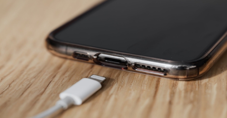 Top 7 Tips to Charge Your Smartphone Faster With or Without a Fast Charger