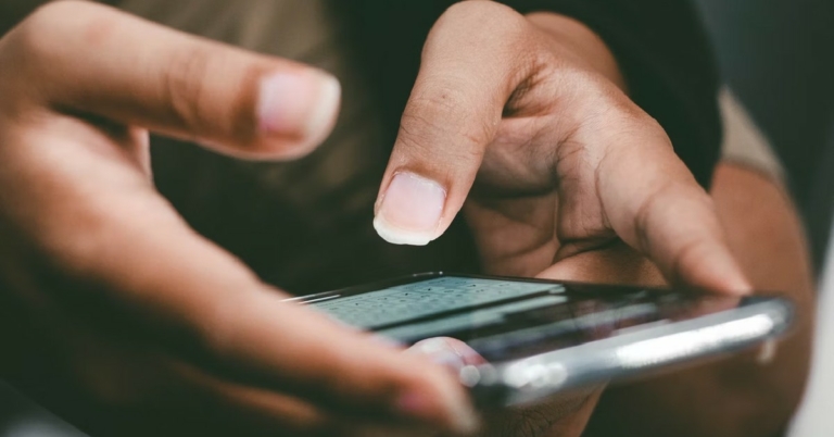 How to Send Group Texts from Android and iPhone (2022)?