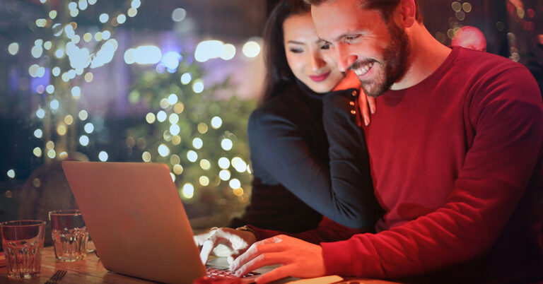 Comparing PC and mobile online gaming play