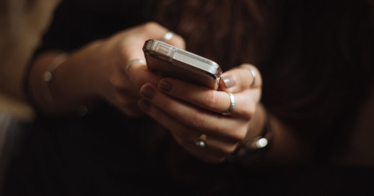 Pros and cons of mobile gaming