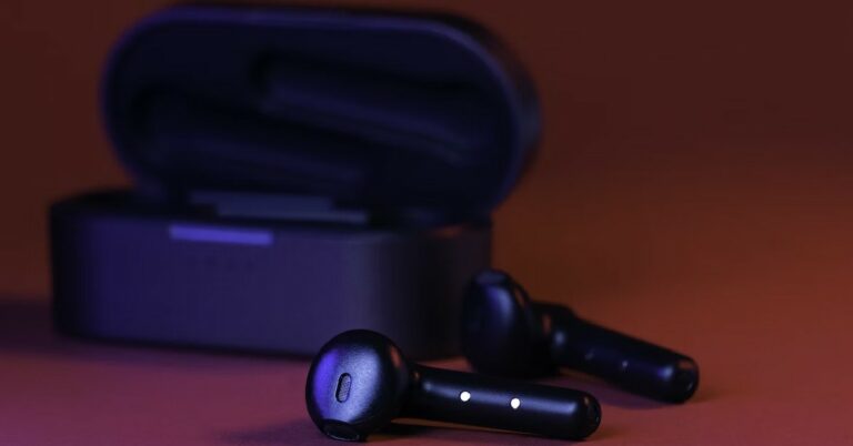 How to clean your TWS and headphones easily at home?