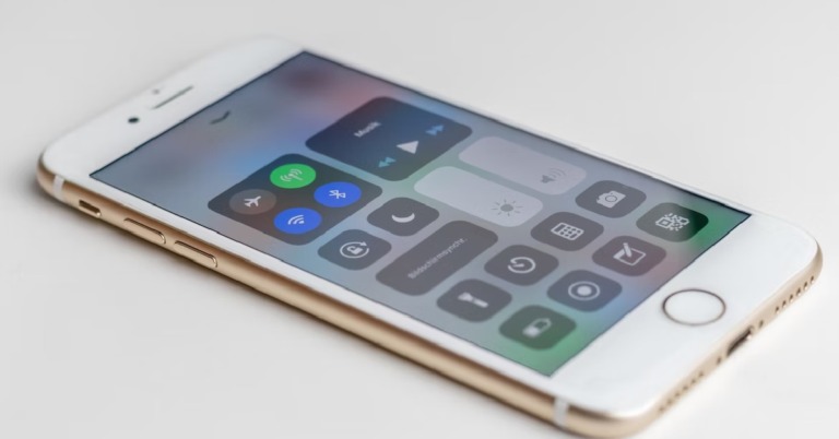 how to stop bluetooth from turning on iphone