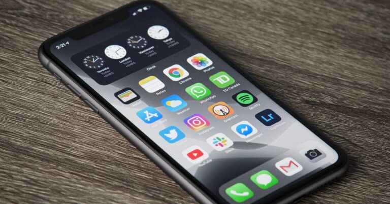 How to hide and unhide apps on an iPhone?