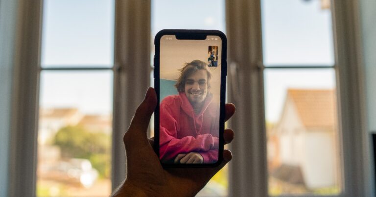 How to Video Call Between an iPhone and an Android?
