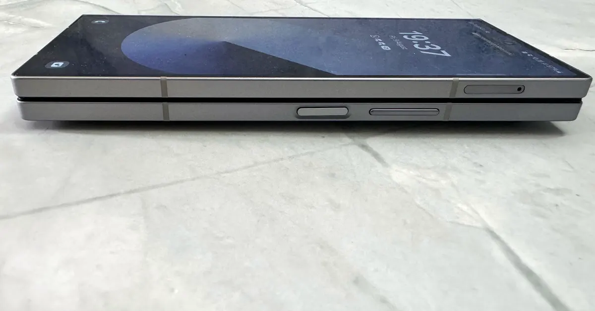 Samsung Galaxy Z Fold 6 side