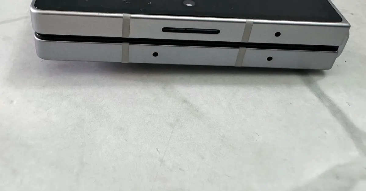 Samsung Galaxy Z Fold 6 top