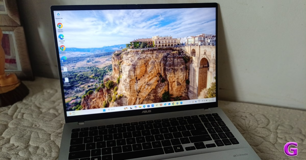 ASUS VivoBook 1607QA Review: Design and Display