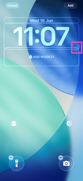 Step 5: Drag the clock widget from its bottom right corner.